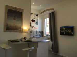 Jääkaappi, mikroaaltouuni, liesi, astianpesukone