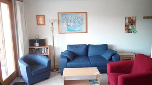 Fernseher, DVD-Player, Bücher, Stereoanlage
