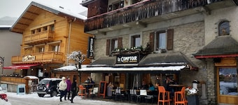 Modern Luxury Apartment in Châtel, only 150m from Lifts and Resort Centre.