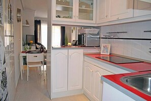 Réfrigérateur, micro-ondes, plaque de cuisson, cafetiÚre/bouilloire