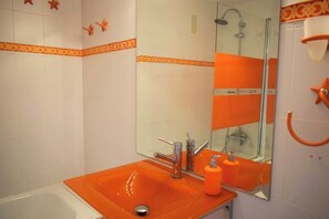 Baignoire, sĂšche-cheveux, serviettes fournies