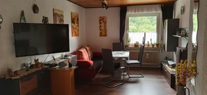 Smart-TV, Kamin, Musikbibliothek