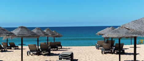 Ubicación cercana a la playa y tumbonas