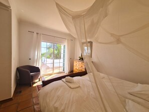 3 bedrooms, in-room safe, iron/ironing board, free WiFi