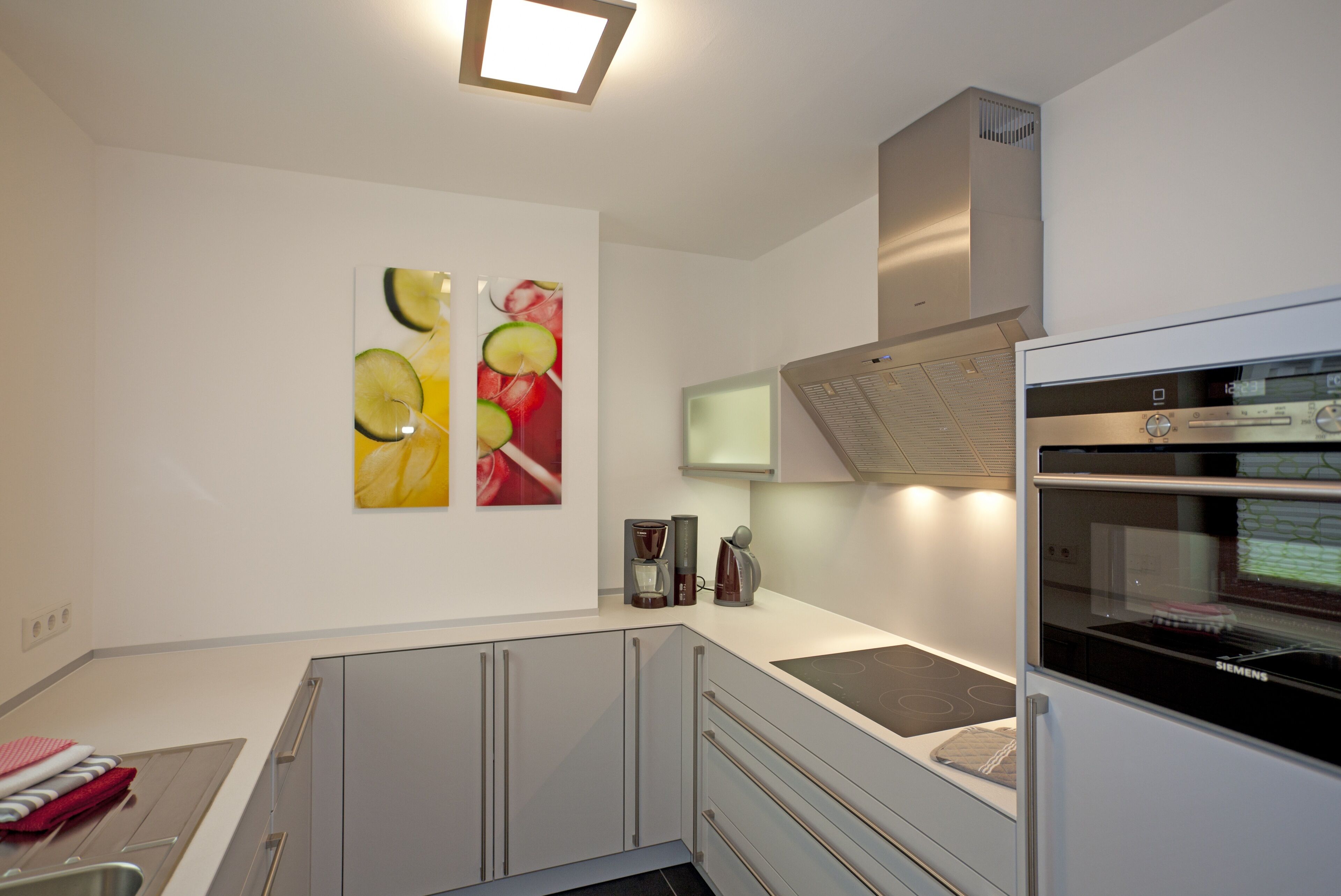 Wasserkocher mit Kaffee-/Teezubehör, Kühlschrank, Mikrowelle, Ofen