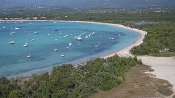 Plage à proximité, chaises longues