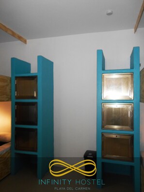 In-room safe, free WiFi, bed sheets - Infinity Hostel (Playa del Carmen)