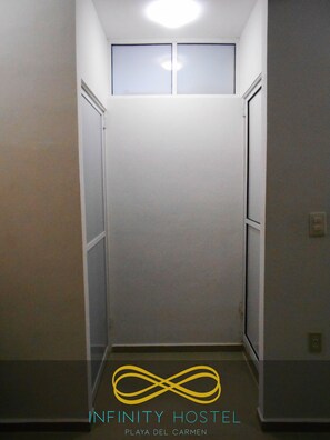 Buồng tắm vòi sen, khăn tắm