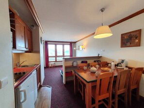 Réfrigérateur, micro-ondes, plaque de cuisson, lave-vaisselle