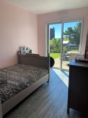 5 bedrooms, desk, travel crib, free WiFi