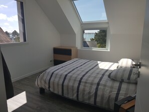 5 bedrooms, desk, travel cot, free WiFi