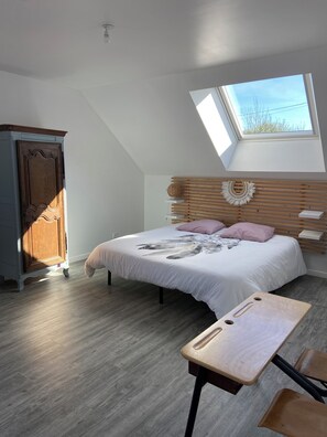 5 bedrooms, desk, travel crib, free WiFi