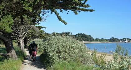 Rent at the edge of the water, Gulf of Morbihan, Larmor Baden