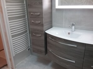 Shower, hair dryer - single storey house (Bretignolles-Sur-Mer)