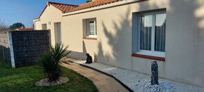 Exterior detail - single storey house (Bretignolles-Sur-Mer)