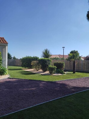 Property grounds - single storey house (Bretignolles-Sur-Mer)