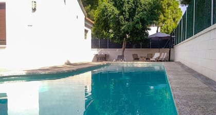 Villa omalla uima-altaalla lähellä rantaa