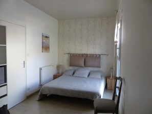 3 chambres, fer et planche à repasser, lit de bébé portatif