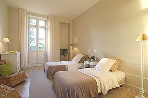 7 habitaciones, tabla de planchar con plancha y cuna de viaje 