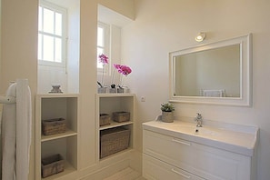 Dusj, hårføner, håndklær og toalettpapir