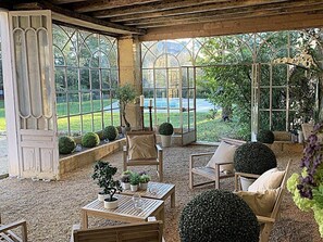 Terrace/patio - Le Manoir d’Isly 18e siècle - Piscine - 18/20 pers (Excideuil)