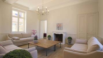 Smart-TV, Kamin, DVD-Player, Tischfußball