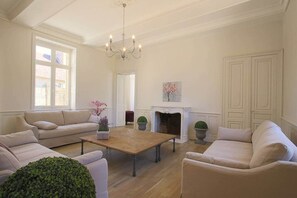 Smart-TV, peis, DVD-spiller og fotballspill