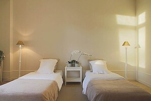 7 bedrooms, iron/ironing board, travel cot, free WiFi - Le Manoir d’Isly 18e siècle - Piscine - 18/20 pers (Excideuil)
