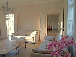 Smart TV, fireplace, DVD player, table football - Le Manoir d’Isly 18e siècle - Piscine - 18/20 pers (Excideuil)