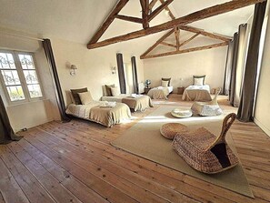 7 quartos, ferros/tábuas de passar roupa, berço de viagem