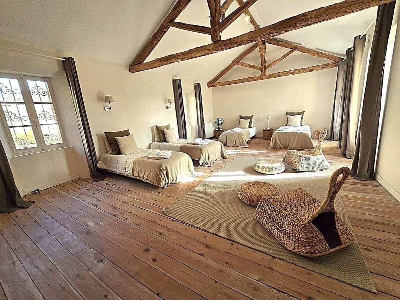 7 habitaciones, tabla de planchar con plancha y cuna de viaje 