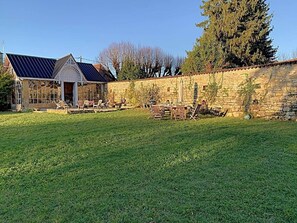Outdoor dining - Le Manoir d’Isly 18e siècle - Piscine - 18/20 pers (Excideuil)