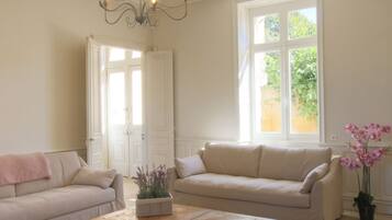 TV connectée, cheminée, lecteur de DVD, baby-foot