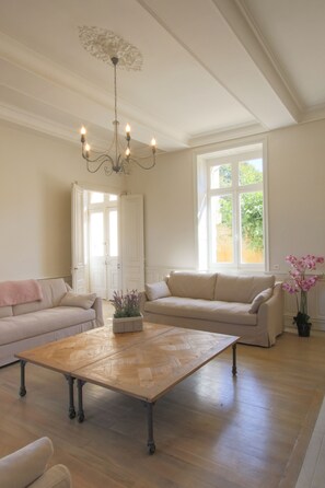 Smart TV, fireplace, DVD player, table football