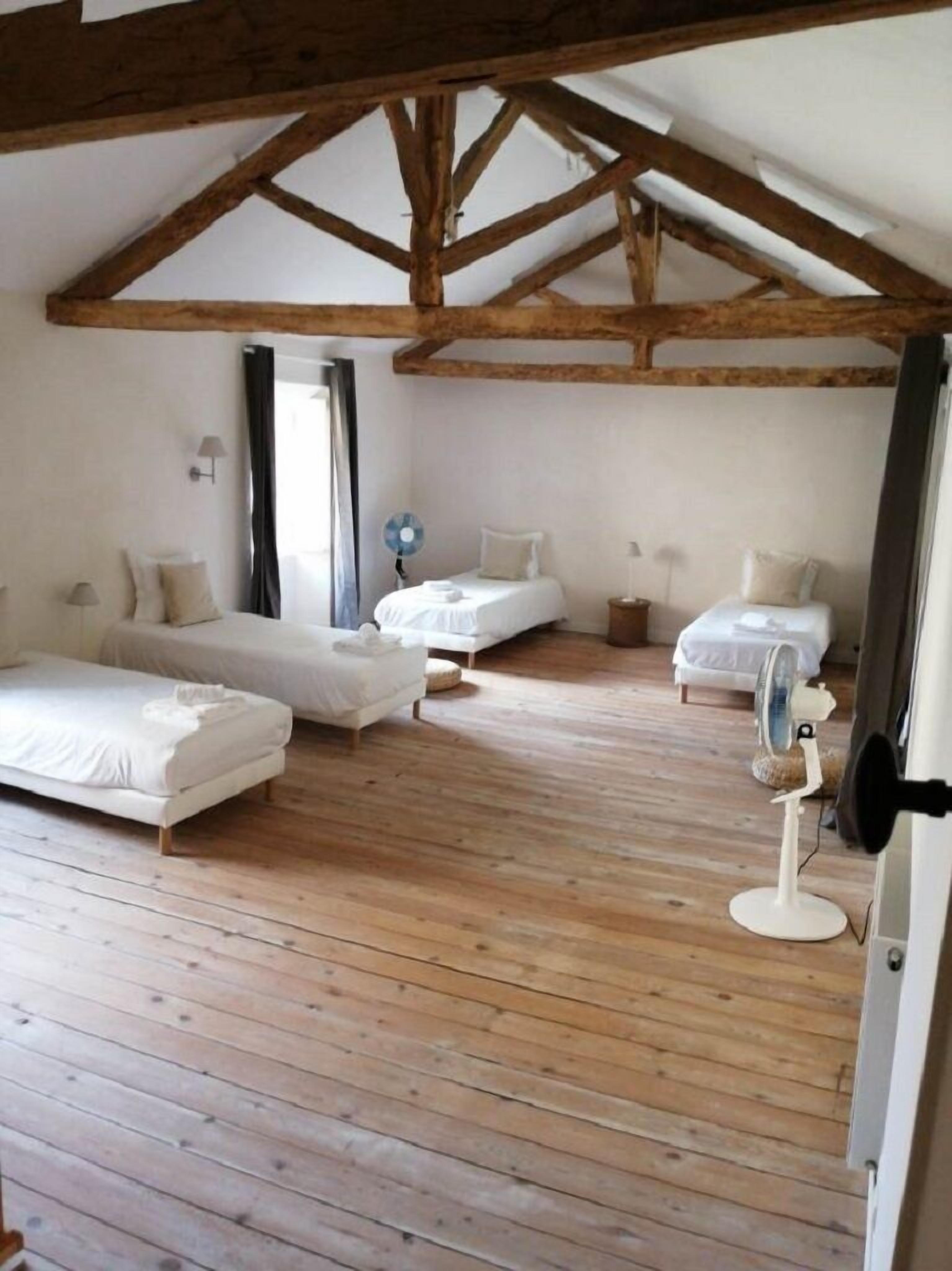 7 slaapkamers, een strijkplank/strijkijzer, reisbedje, gratis wifi