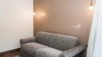 Suite, 1 cama King size y sofá cama, para no fumadores, vista a la ciudad | Ropa de cama de alta calidad, edredón y camas con efecto memoria