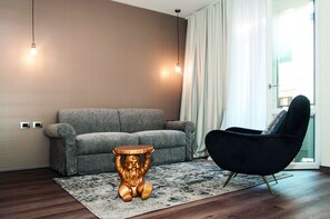 Suíte, 1 cama King e sofá-cama, para não fumantes, vista para a cidade | Roupas de cama premium, edredons de pluma