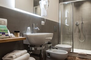 Exclusive Double Room, 1 King Bed with Sofa bed, Non Smoking, City View | Bathroom | Shower, rainfall showerhead, free toiletries, hair dryer - HOMY BnB (Empoli)