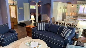 Een smart-tv, een tafeltennistafel en een stereo