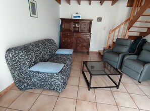 TV - The stable, quiet house in the bay of Dournenez (Quéménéven)