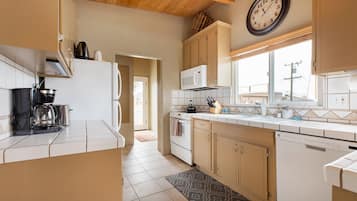 Een koelkast, een magnetron, een oven, een kookplaat