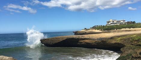 Perto da praia, espreguiçadeiras, toalhas de praia