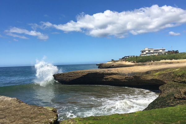 Na praia, espreguiçadeiras, toalhas de praia