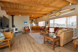 Smart-tv, een open haard, een dvd-speler en boeken