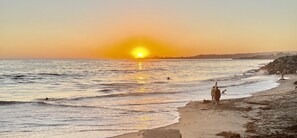 Sur la plage, chaise longue, serviettes de plage