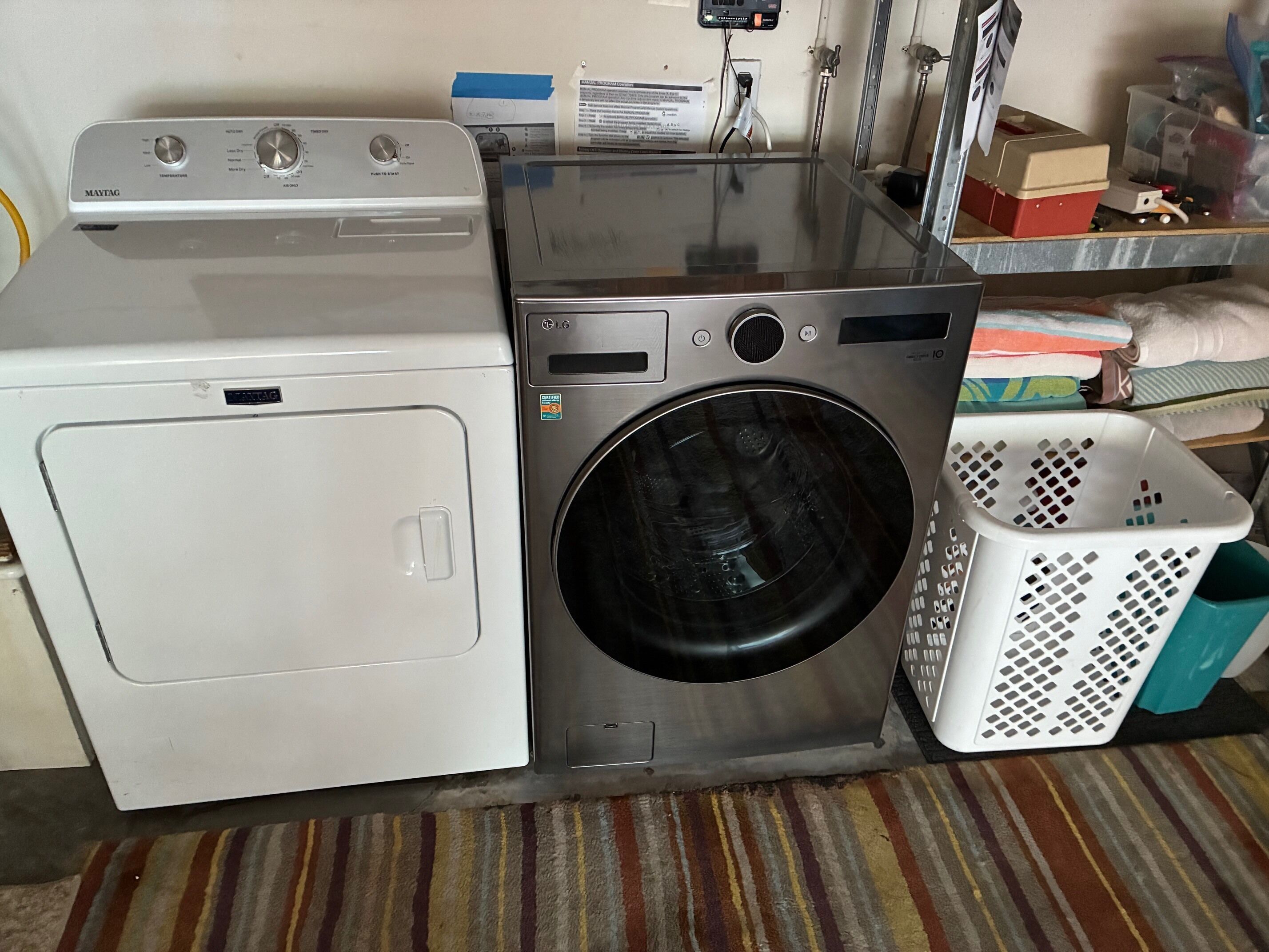 Une machine à laver et un sèche-linge à chargement frontal, placés côte à côte.