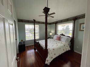 5 bedrooms, memory foam beds, iron/ironing board, free WiFi - Private Waterfront home with pool and hot tub with large dock in Isle of Capri (Naples)
