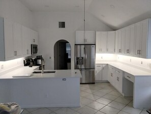 Kjøleskap, mikrobølgeovn, ovn og kokeplater