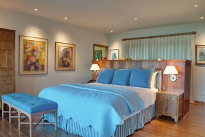 4 bedrooms, desk, iron/ironing board, WiFi