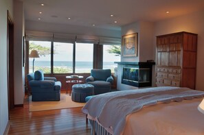 4 bedrooms, desk, iron/ironing board, WiFi